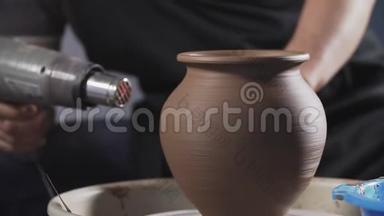 陶工干泥罐与烘干机。 人手做泥罐.. 手工制作。 工艺。